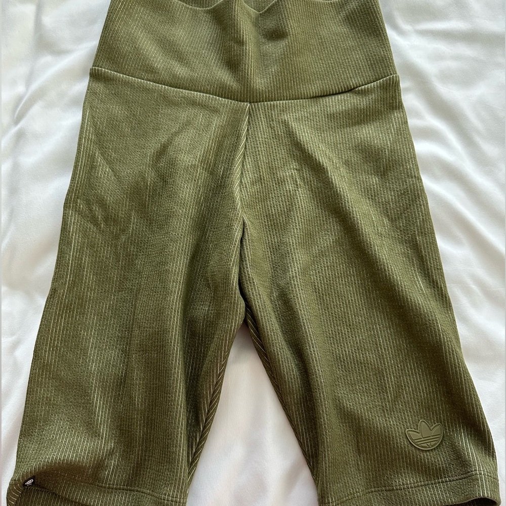 Adidas Originals Ribbed Leggings Shorts in khaki Size XS